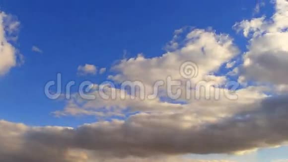 白云在蔚蓝的天空中奔跑视频的预览图