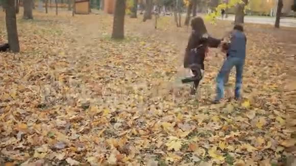 孩子们在秋天公园玩视频的预览图