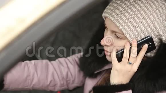 穿着冬装的小女孩在打电话视频的预览图