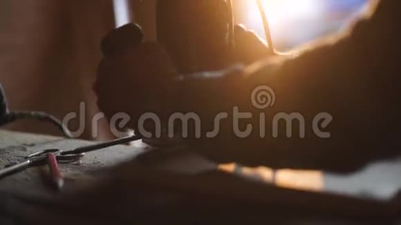 用电动拼图和木板工作的男子的近景背景太阳耀斑视频的预览图