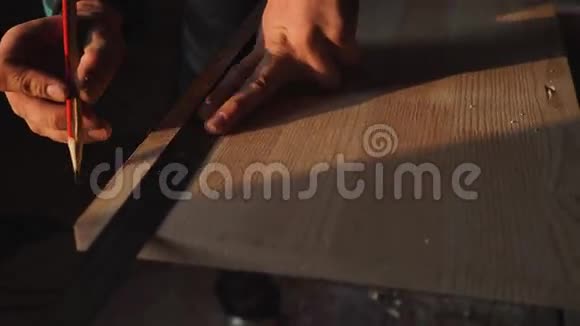 木匠测量木板的手太阳耀斑视频的预览图