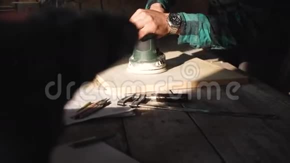 木匠在车间里磨木木板视频的预览图