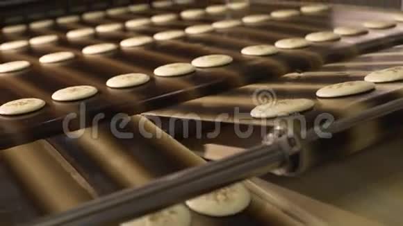 传送带上的饼干制作圆饼视频的预览图