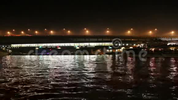 俄罗斯莫斯科莫斯科莫斯科莫斯克瓦河上的卢日涅茨卡亚桥地铁大桥和观光游船视频的预览图