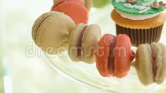 结婚糖果吧有饼干的糖果棒和盘子里的五颜六色的糖果用于生日周年纪念婚礼视频的预览图