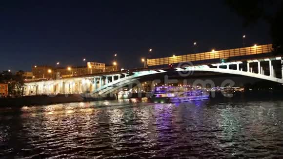 俄罗斯莫斯科莫斯科莫斯科莫斯克瓦河上的卢日涅茨卡亚桥地铁大桥和观光游船视频的预览图