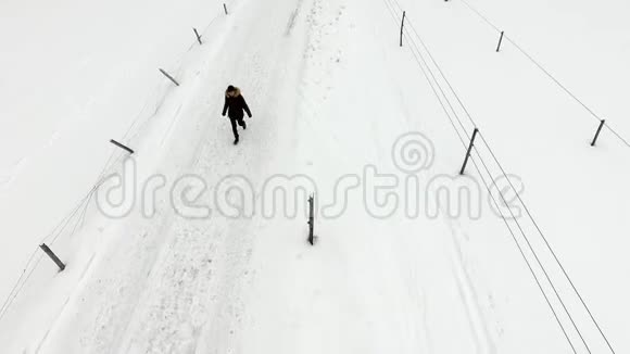 空中观景旅行者在雪地里散步视频的预览图
