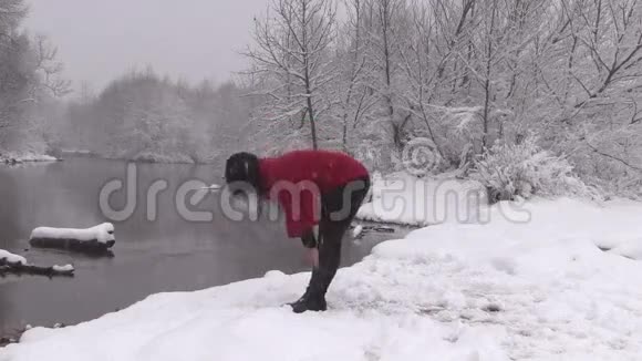 雪中的冬季瑜伽视频的预览图