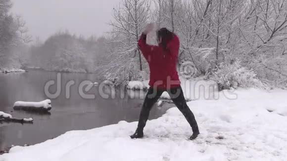 冬季瑜伽户外活动视频的预览图