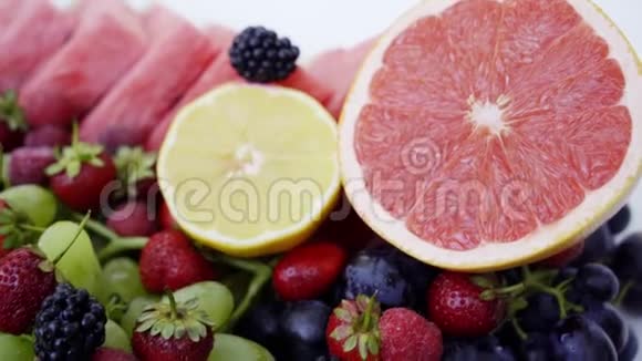 白色背景上美丽的混合浆果和水果关健康食品4K视频的预览图