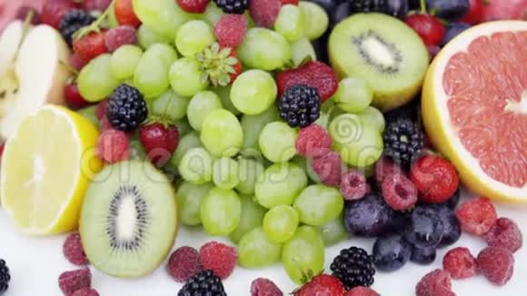白色背景上美丽的混合浆果和水果关健康食品4K视频的预览图