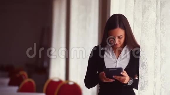 商人工作的女人在电话里视频的预览图