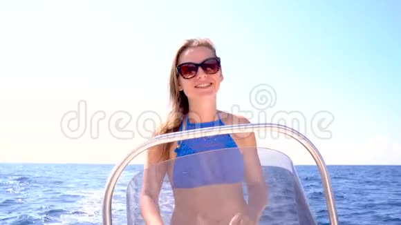 暑假小女孩在海上驾驶摩托艇视频的预览图