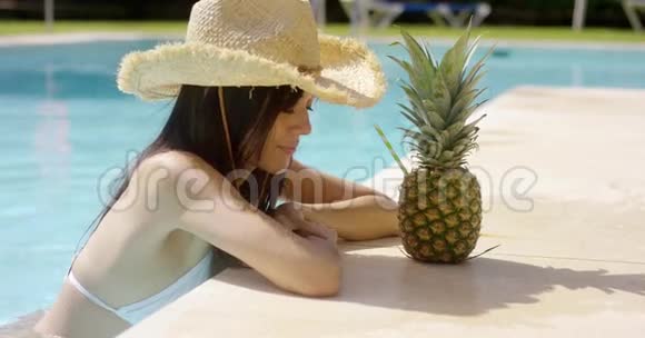 夏日泳池里漂亮时髦的年轻女人视频的预览图