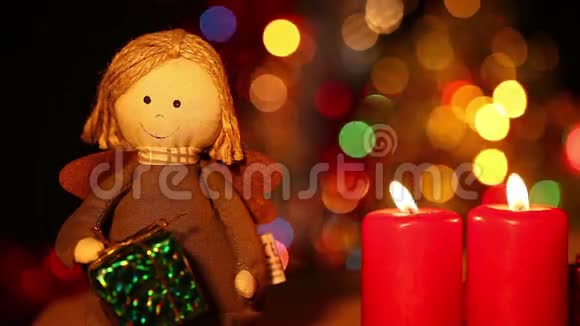 少女玩具蜡烛及礼品盒视频的预览图