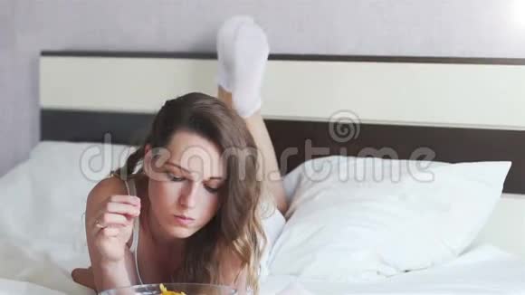 躺在床上吃薯片的女孩视频的预览图