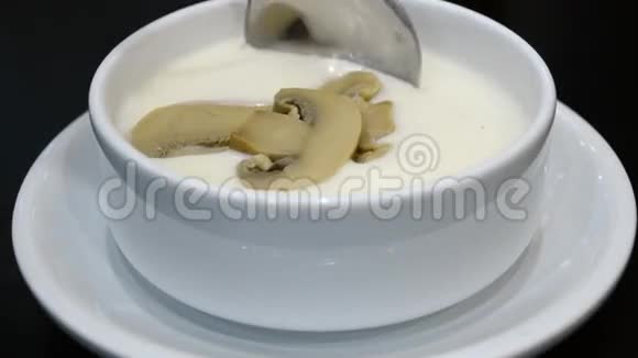 芝士汤配切好的香菜蘑菇视频的预览图