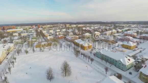 覆盖着雪的建筑物小镇的风景空中镜头视频的预览图