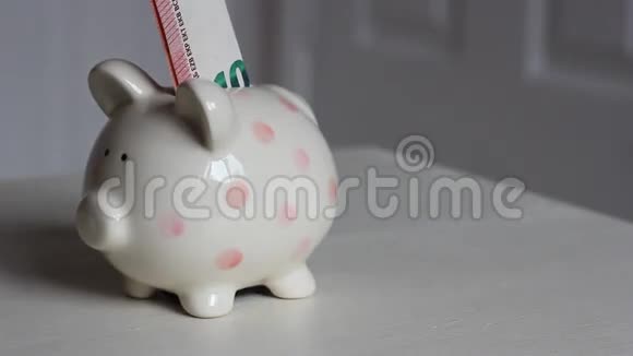 小猪银行的女孩场所欧元票据视频的预览图