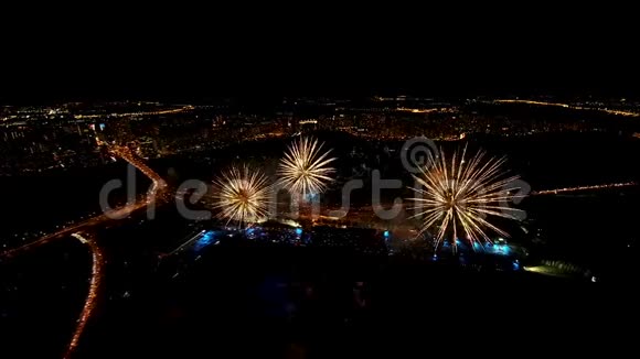 夜晚在明亮的莫斯科城市观赏五彩缤纷的烟火全高清视频的预览图