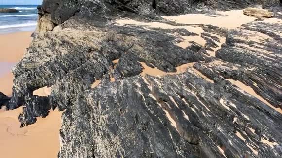在阿尔莫格拉夫有岩石的海滩视频的预览图