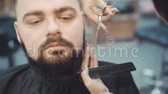女理发师剪男客户的胡须视频的预览图