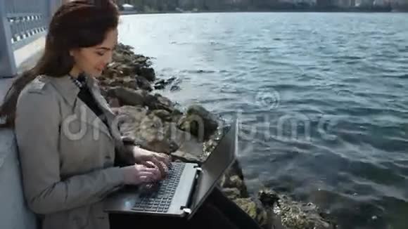 有笔记本电脑的快乐商务女性视频的预览图