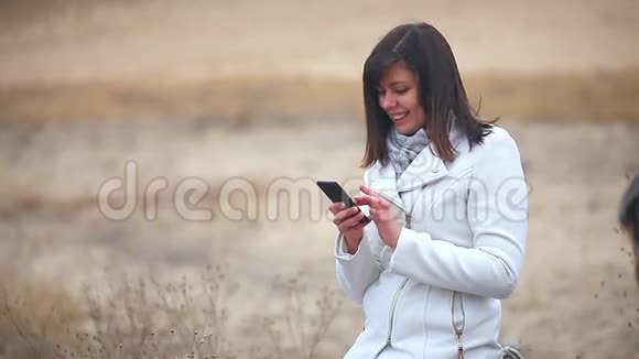 女人在网上搜索智能手机视频的预览图