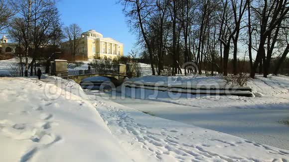 在巴甫洛夫斯克的宫殿河上的桥视频的预览图