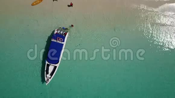 在美丽的海滩上观光的船只的鸟瞰图视频的预览图