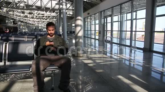 年轻人在机场用手机视频的预览图