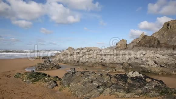 英格兰北部康沃尔的桑茅斯海滩英国不寻常的美丽岩层视频的预览图