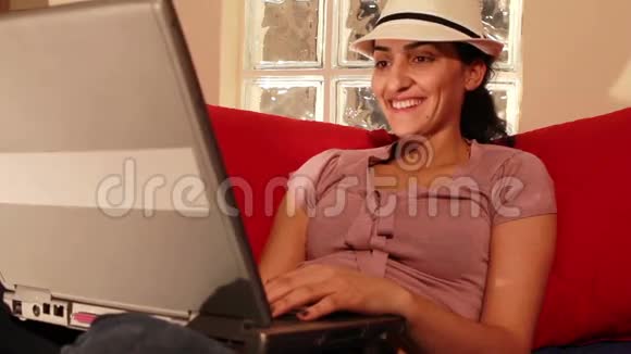 电脑上的年轻女人笑了视频的预览图