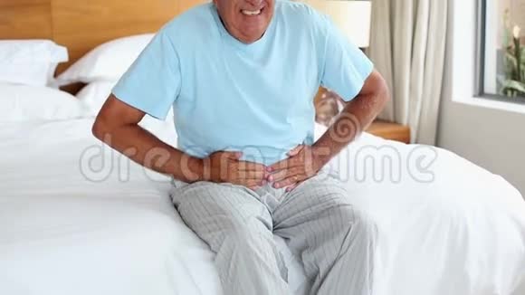 坐在床上肚子疼的老人视频的预览图