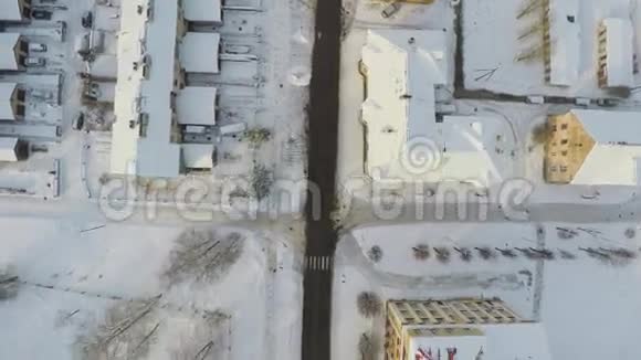 覆盖着雪的建筑物小镇的风景空中镜头视频的预览图