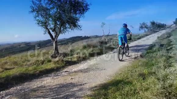 托斯卡纳景观的自行车运动员视频的预览图
