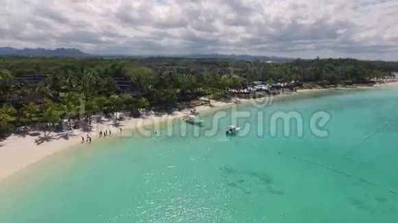 与印度洋和海滨景观在贝尔马雷毛里求斯海滩沙滩和海岸线视频的预览图