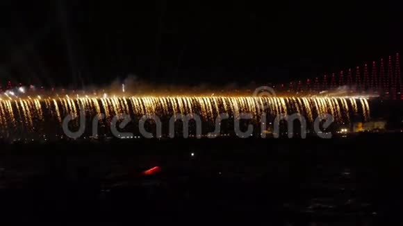 桥上装饰着五颜六色的灯光用于庆祝活动烟火视频的预览图