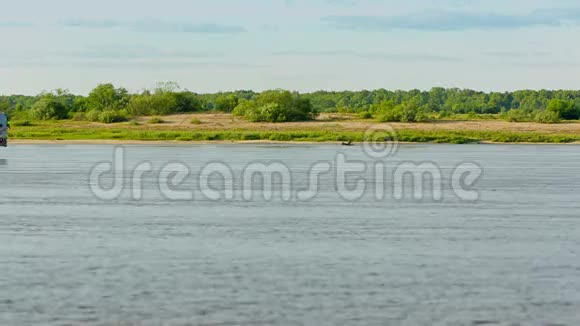 浮在河上的拉登自行驳船视频的预览图