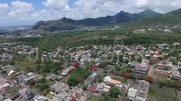 无人驾驶飞机飞越毛里求斯的贝勒Etoile镇靠近路易港天空和山的背景视频的预览图