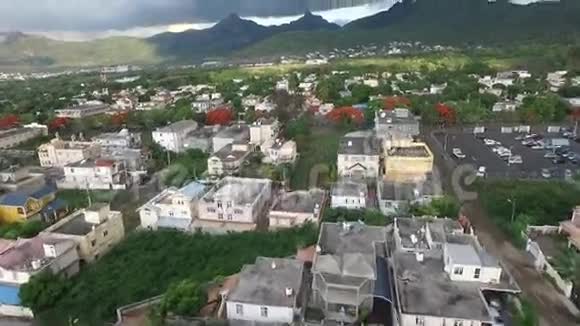 无人驾驶飞机飞越毛里求斯的贝勒Etoile镇靠近路易港天空和山的背景视频的预览图