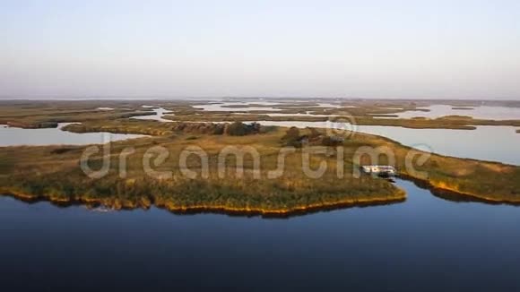 湖面和岛屿上空的日出空中射击视频的预览图