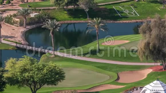 绿色高尔夫球场景观与树木空中时间推移阿联酋迪拜视频的预览图
