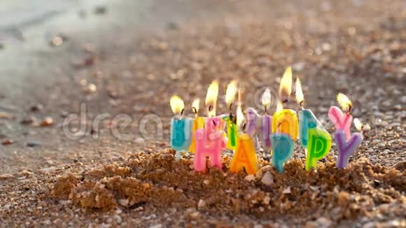 在海滨燃烧的生日蜡烛视频的预览图