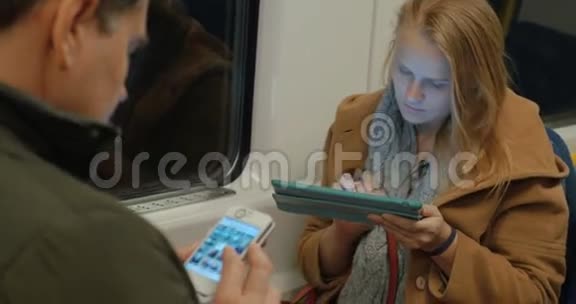 地铁列车打字中的妇女视频的预览图