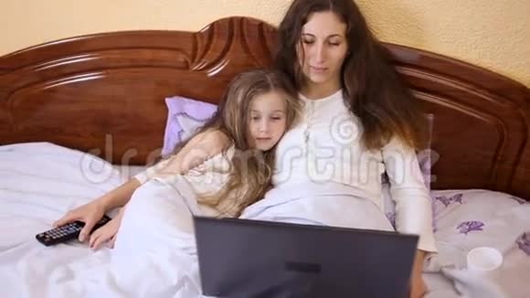 妈妈和女儿在电脑前视频的预览图