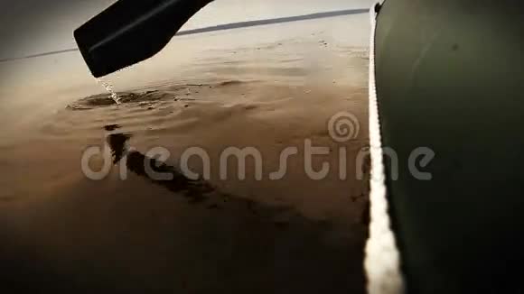 靠近橡皮艇划桨视频的预览图