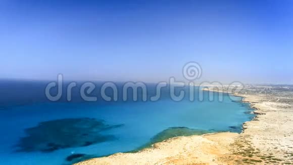 塞浦路斯AyiaNapa海滩的鸟瞰图视频的预览图