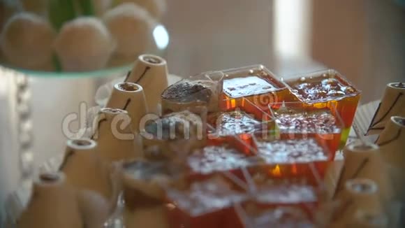 结婚糖果吧带有饼干和彩色糖果的糖果棒用于生日周年纪念婚礼视频的预览图