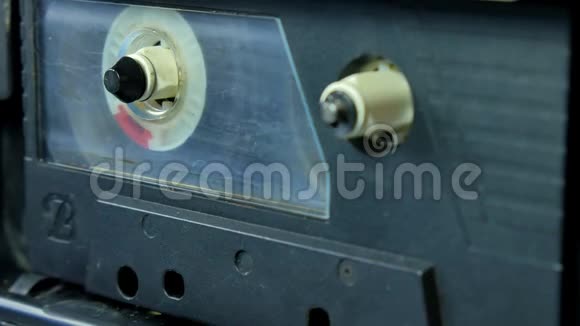 旧的音频盒式磁带播放视频的预览图